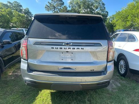 Used 2023 Chevrolet Suburban LT w/ Luxury Package RWD image 5