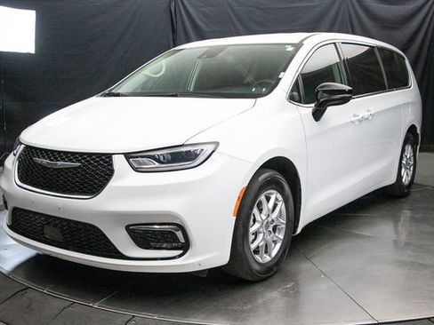 Used 2024 Chrysler Pacifica Touring-L FWD image 7