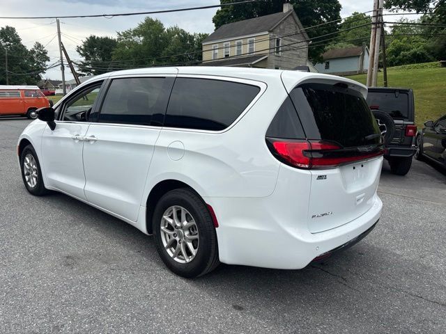 Used 2024 Chrysler Pacifica Touring-L FWD image 5