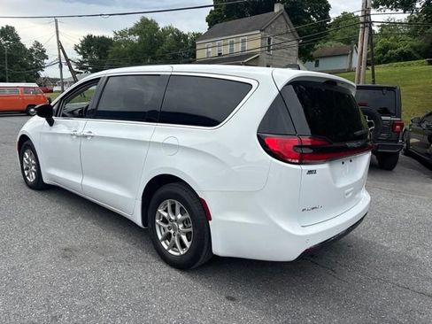 Used 2024 Chrysler Pacifica Touring-L FWD image 5