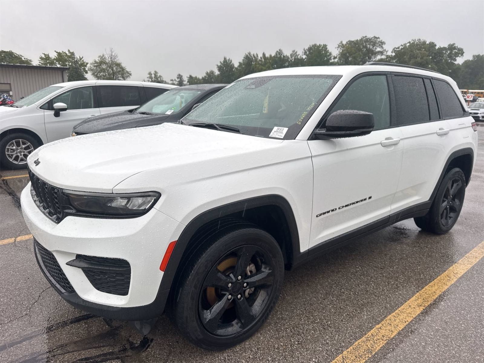 Used 2023 Jeep Grand Cherokee Altitude AWD/4WD image 2