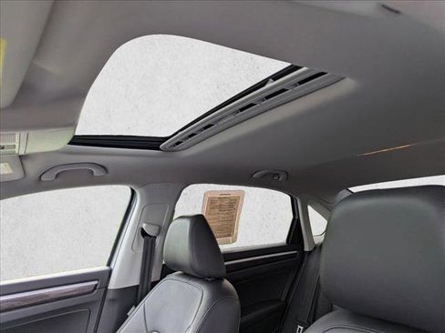 Used 2018 Volkswagen Passat 2.0T SEL Premium image 16