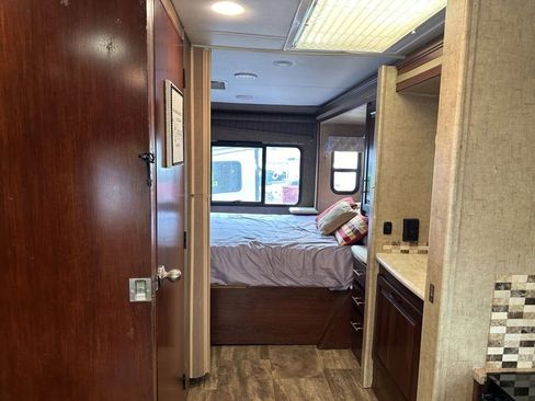 Used 2016 Ford E-450 and Econoline 450 Super Duty w/ Motorhome Prep Package image 27