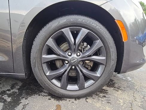 Used 2019 Chrysler Pacifica Touring Plus w/ S Appearance Package FWD image 12