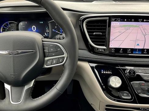 Used 2024 Chrysler Pacifica Select image 19