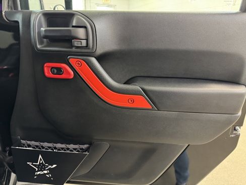 Used 2017 Jeep Wrangler Unlimited Sahara w/ Connectivity Group image 26