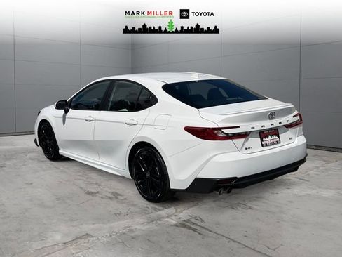 Used 2025 Toyota Camry SE image 3