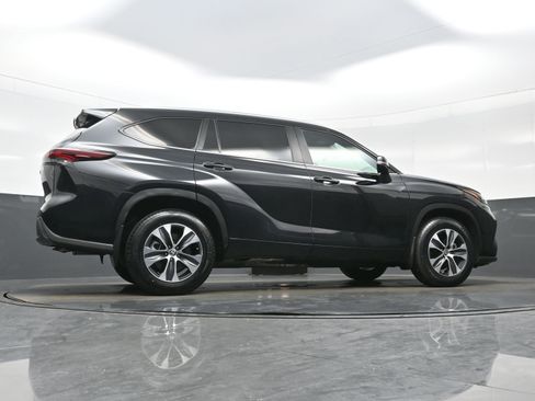 Used 2024 Toyota Highlander XLE AWD/4WD image 33