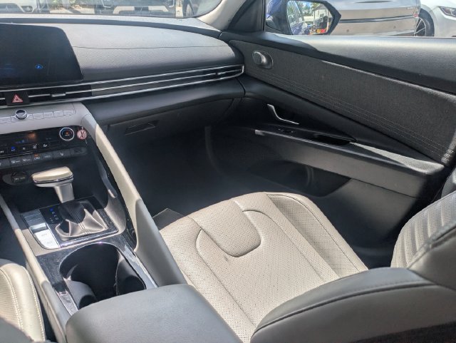 Used 2025 Hyundai Elantra Limited FWD image 16