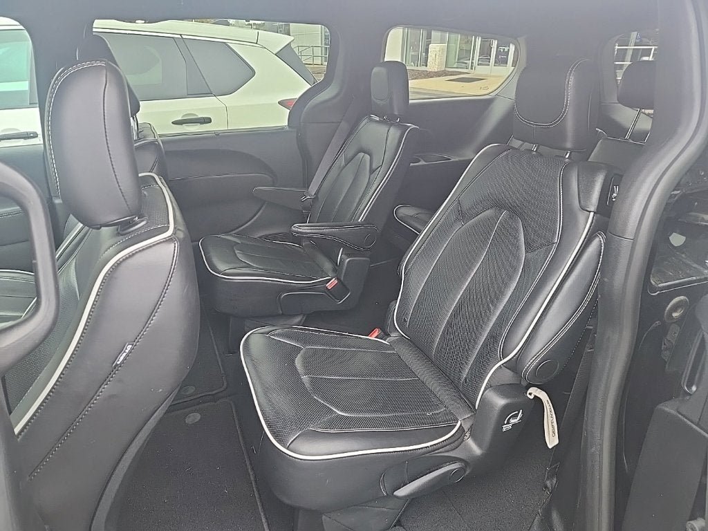 Used 2026 Chrysler Pacifica Limited FWD image 13