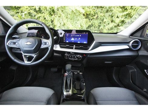 Used 2025 Chevrolet Trax LT w/ Driver Confidence Package FWD image 8