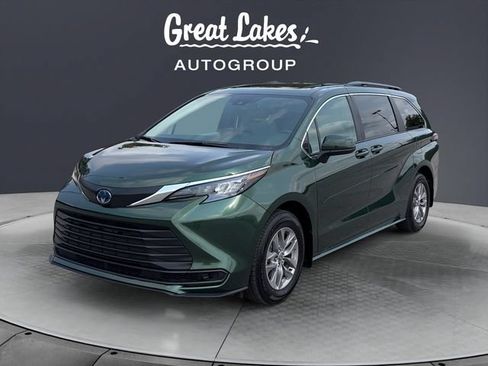Used 2025 Toyota Sienna LE w/ LE Plus Package AWD/4WD image 1
