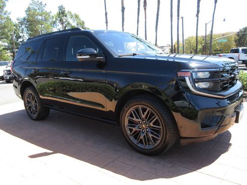 Used 2025 Ford Expedition Platinum w/ Stealth Performance Package AWD/4WD image 7