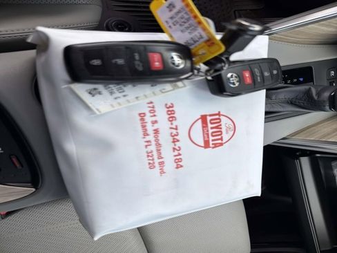Certified 2024 Toyota Venza Limited image 30