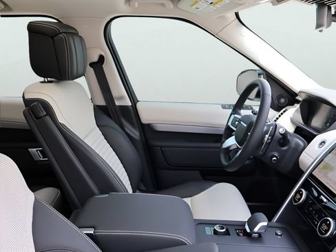 Certified 2025 Land Rover Discovery Dynamic SE AWD/4WD image 8