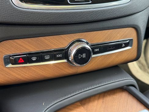 Certified 2025 Volvo XC90 T8 Plus AWD/4WD image 35