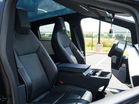 Used 2024 Tesla Cybertruck AWD Crew Cab image 18