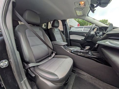 Used 2025 Chevrolet Trax LT w/ LT Convenience Package FWD image 28