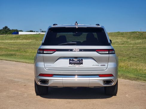 Used 2024 Jeep Grand Cherokee Overland AWD/4WD image 8