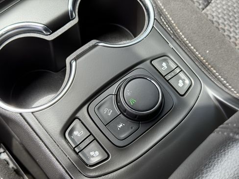 Used 2024 GMC Terrain SLE w/ Driver Convenience Package FWD image 23