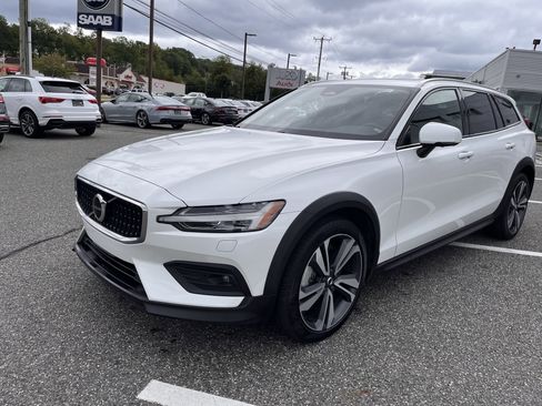 Certified 2024 Volvo V60 B5 Cross Country Plus AWD/4WD image 3