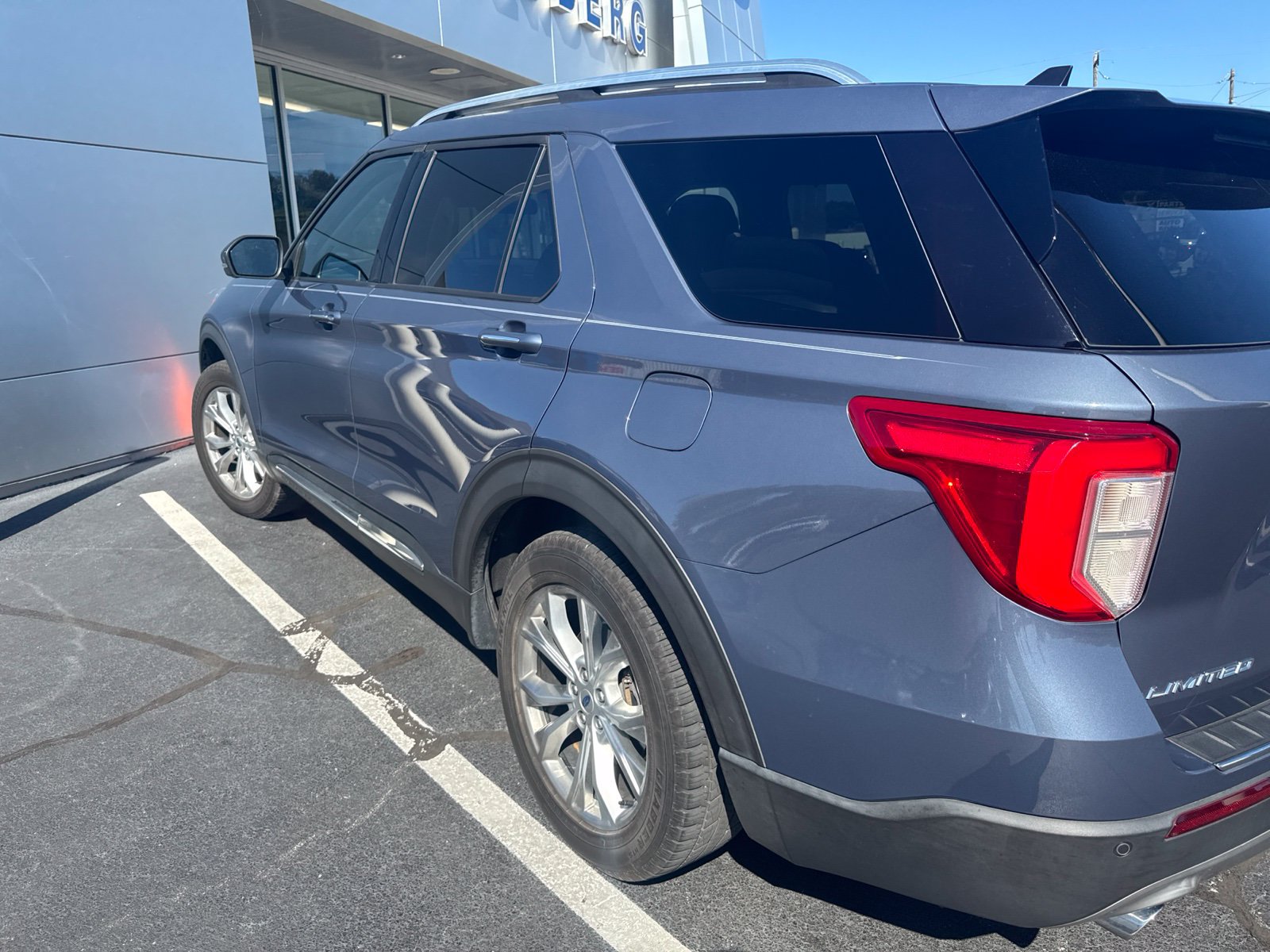 Used 2021 Ford Explorer Limited w/ Equipment Group 301A AWD/4WD image 4