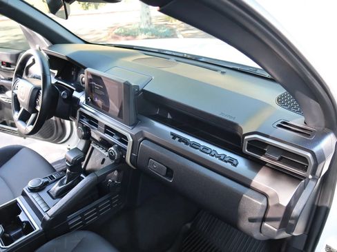 Used 2025 Toyota Tacoma SR5 AWD/4WD image 29