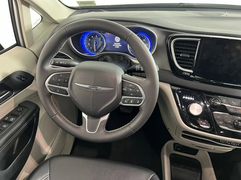 Used 2024 Chrysler Pacifica Touring-L image 12