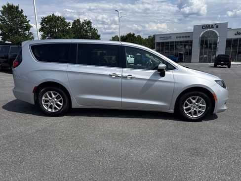 Used 2023 Chrysler Voyager LX FWD image 4