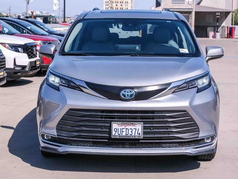 Certified 2023 Toyota Sienna XLE FWD image 2