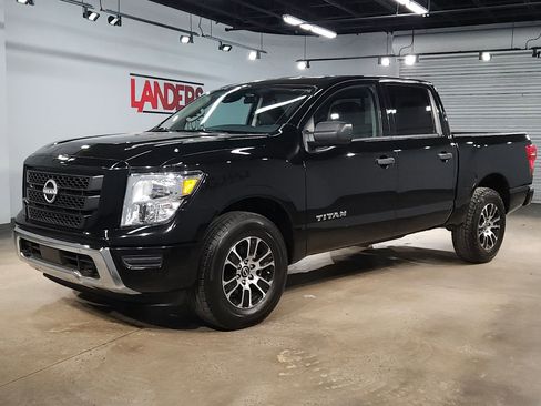 Used 2023 Nissan Titan SV image 3