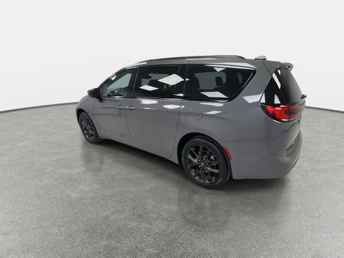 Used 2025 Chrysler Pacifica Limited image 6