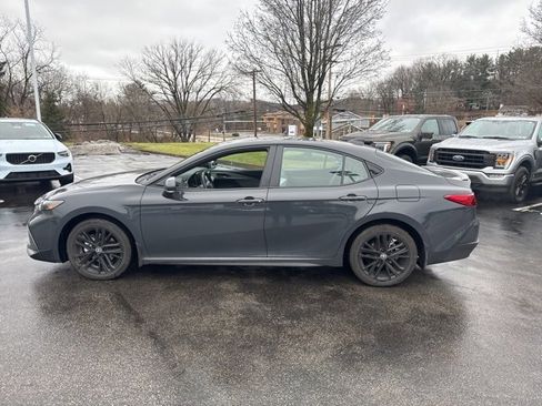 Used 2025 Toyota Camry SE image 3