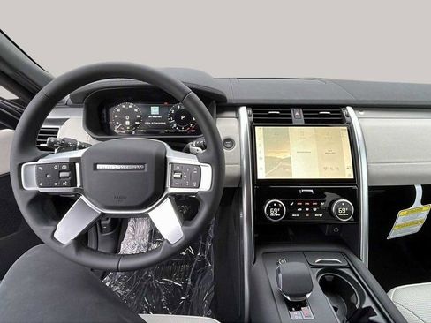 New 2024 Land Rover Discovery Dynamic SE image 13