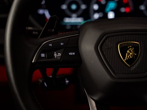 Used 2025 Lamborghini Urus SE AWD/4WD image 43