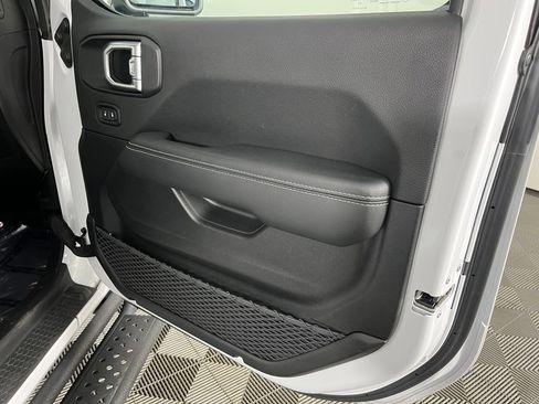 Used 2022 Jeep Wrangler Unlimited Sahara AWD/4WD image 16