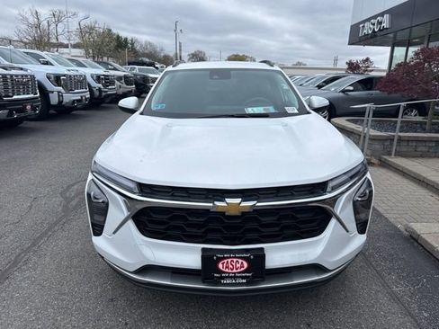 Used 2024 Chevrolet Trax LT FWD image 2