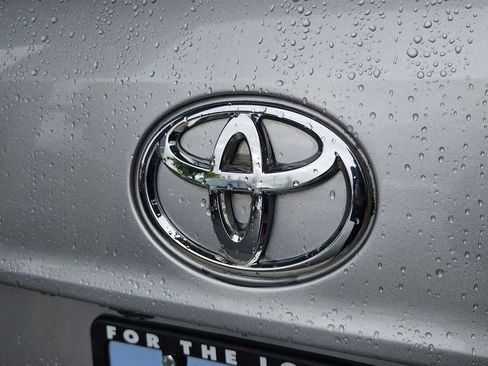 Used 2022 Toyota Highlander LE AWD/4WD image 27