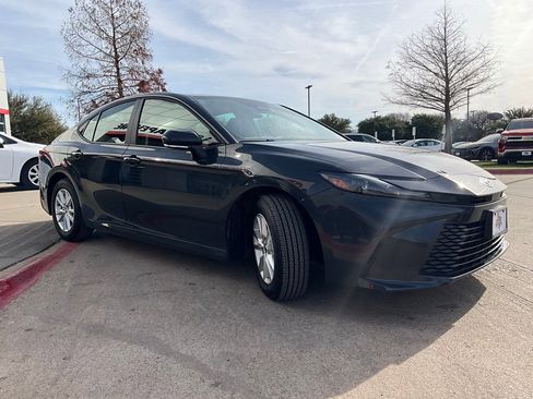 Used 2025 Toyota Camry LE image 5