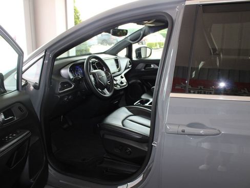 Used 2025 Chrysler Pacifica Select FWD image 40