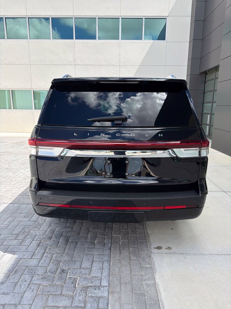 Used 2024 Lincoln Navigator Reserve AWD/4WD image 3