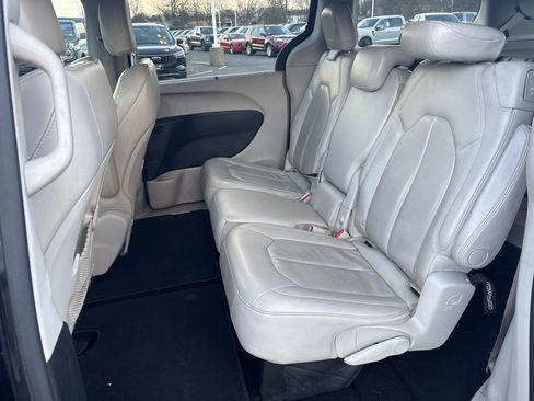 Used 2018 Chrysler Pacifica Touring-L image 17