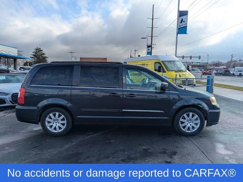 Used 2014 Chrysler Town & Country Touring image 2