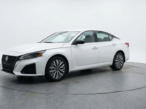 Used 2025 Nissan Altima 2.5 SV image 3