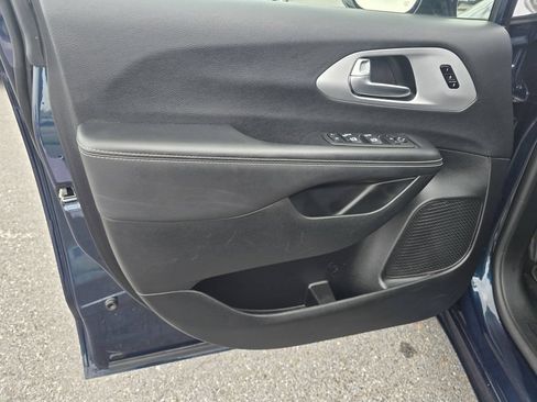 Used 2025 Chrysler Pacifica Limited FWD image 21
