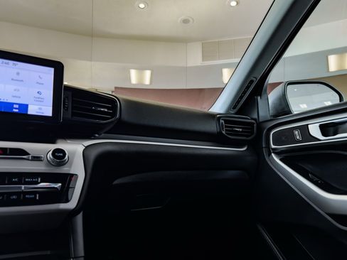 Used 2023 Ford Explorer XLT image 39