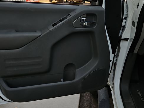 Used 2020 Nissan Frontier SV image 4