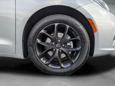 New 2026 Chrysler Pacifica Select w/ S Appearance Package image 33