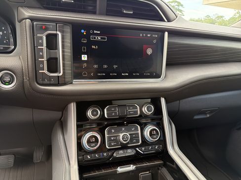 Used 2022 GMC Yukon XL Denali w/ Denali Premium Package AWD/4WD image 10