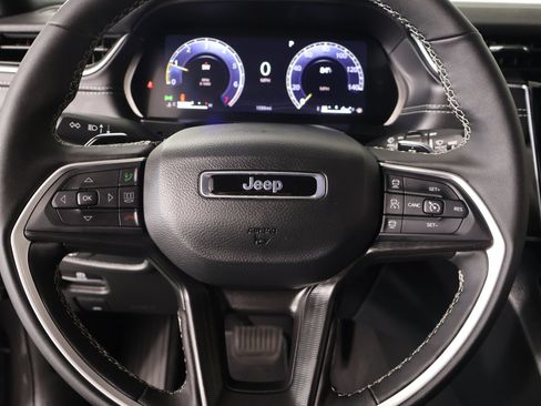 Used 2025 Jeep Grand Cherokee Altitude RWD image 3
